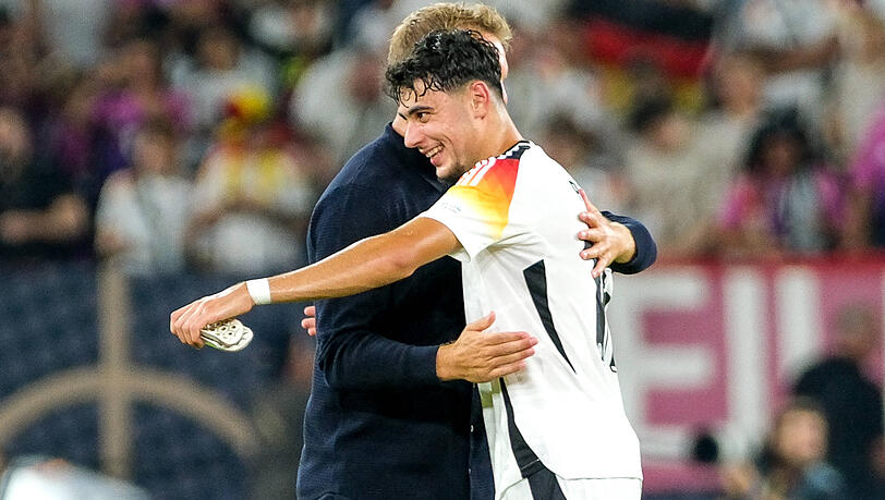 Vertrauensverhältnis: Aleksandar Pavlovic (r.) und Bundestrainer Julian Nagelsmann.