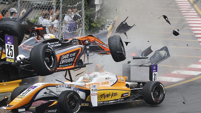 18. November 2018, Macau im S&uuml;dosten Chinas: Sophia Fl&ouml;rsch (oben) f&auml;hrt auf das Auto von Jehan Deravula (unten), verliert die Kontrolle. Die erh&ouml;hten Randsteine vor der Lisboa-Kurve wirken wie ein Katapult und schleudern das Auto r&uuml;ckw&auml;rts in den Fangzaun.