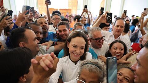 Mar&iacute;a Corina Machado wurde 2025 f&uuml;r ihren Einsatz f&uuml;r ein demokratisches Venezuela mit dem Friedensnobelpreis ausgezeichnet.