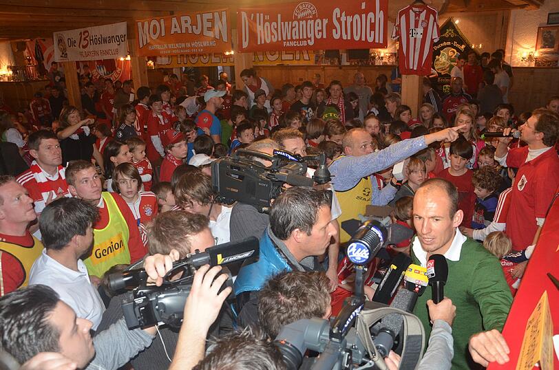 Weihnachtsüberraschung: Die Bayern-Stars Rafinha, Badstuber, Kroos, Boateng & Co. waren am Wochenende bei zahlreichen Fanklubs zu Besuch - und als Präsent hatten sie nach dem 4:1-Sieg gegen Werder Bremen sogar die Tabellenführung im Gepäck: Die Bilder.