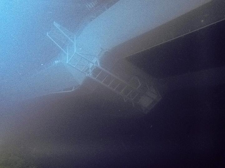 Neue Unterwasserbilder des Unglücksschiff zeigen das Ausmaß der Zerstörung. Auch am vierten Tag nach der Havarie geht die Suche nach Vermissten und Überlebenden weiter.