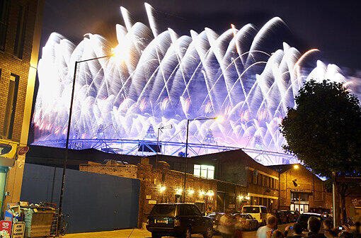 Die Feuerwerke funkelten, die Show faszinierte und ganz London war in Aufruhr: Am Freitagabend wurden die Olympischen Spiele 2012 mit viel Bombast eröffnet.