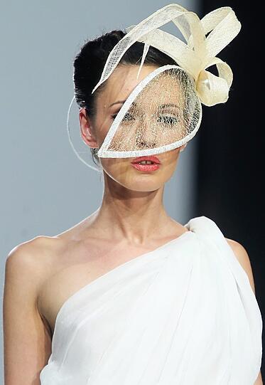 In Moskau findet vom 24. - 28. Oktober die Volvo Fashion Week statt. Schöne Frauen, schrille Outfits und jede Menge Glamour. Die Bilder von der Fahsion Week.