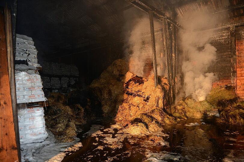 Warum die Lagerhalle in Hergatz am Dienstagabend Feuer fängt, ist noch nicht bekannt. Eine Frau wird dabei schwer verletzt, der Schaden beläuft sich auf 200.000 Euro. 150 Feuerwehrleute brauchen 1,5 Stunden, um den Brand zu löschen.