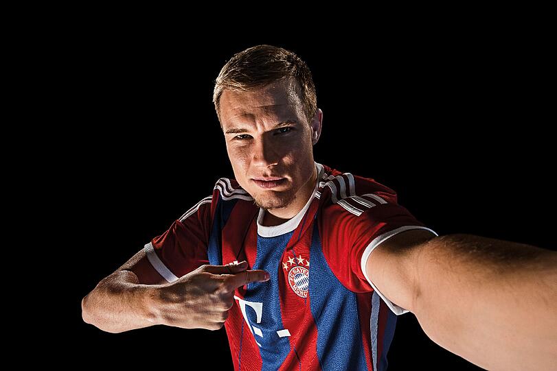 Rot-Blaue Streifen, "Mia san Mia" im Nacken: Das neue Heimtrikot des FC Bayern. Die Bilder...
