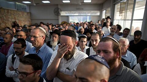 Trauer in Jerusalem: Familie und Freunde nehmen Abschied von Alon Govberg, der in Jerusalem ermordet wurde.