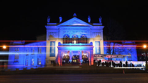 Das Prinzregententheater in München ist anlässlich der Verleihung des Bayerischen Filmpreises 2016 farbig angestrahlt. Sehen Sie hier die besten Bilder vom roten Teppich.