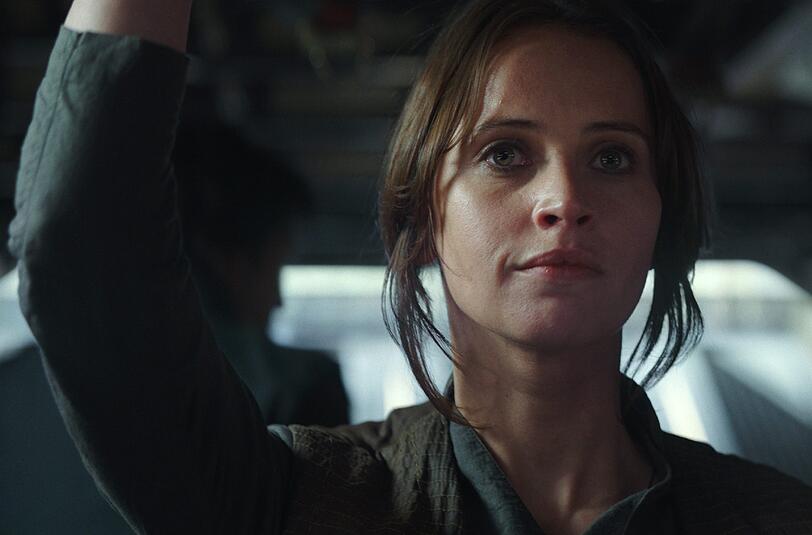 Schmales Hemd trifft Kämpferin: Cassian Andor (Diego Luna) will gemeinsam mit Jyn Erso (Felicity Jones) die Baupläne des Todessterns an die Rebellen weiterleiten.
