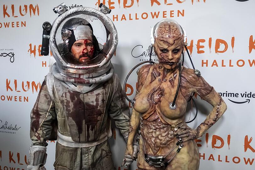 Heidi Klum ging 2019 als Horror-Cyborg. Während Klums Kostüm durch aufgerissene Haut, heraushängende Gedärme, Narben und Metall-Implantate eine Menge gruselige Details zur Schau stellte, hielt es Kaulitz schlichter. Er hatte sich als blutverschmierter Astronaut verkleidet.