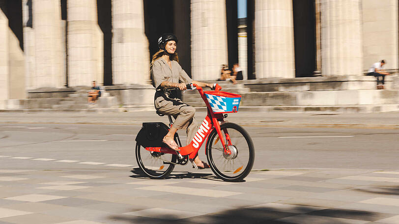 Flitzen ab sofort durch München: Die roten "Jump"-E-Bikes.