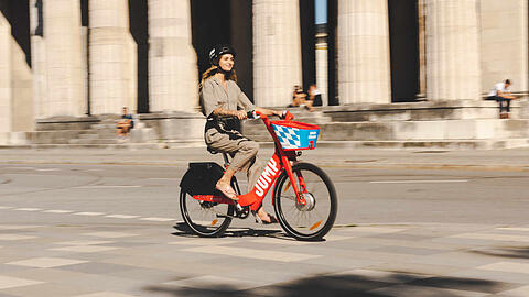 Flitzen ab sofort durch München: Die roten "Jump"-E-Bikes.