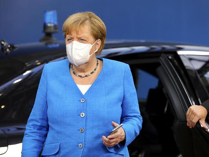 Bundeskanzlerin Angela Merkel trägt eine Schutzmaske. Foto: Olivier Matthys/AP Pool/dpa