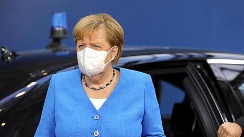 Bundeskanzlerin Angela Merkel trägt eine Schutzmaske. Foto: Olivier Matthys/AP Pool/dpa