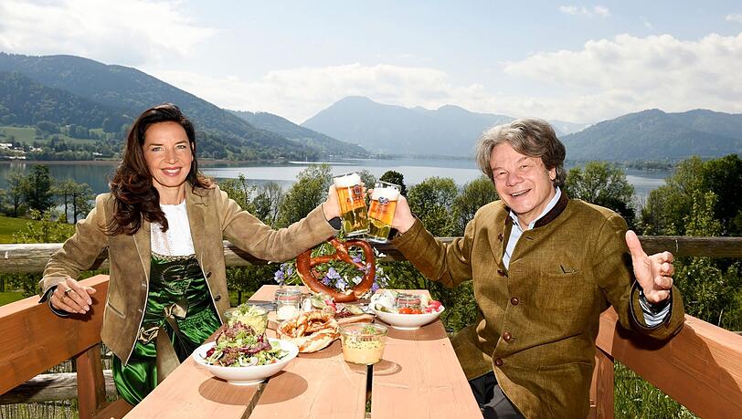 Prosit auf diese Kulisse: Clarissa und Michael Käfer auf Gut Kaltenbrunn. Prosit auf diese Kulisse: Clarissa und Michael Käfer auf Gut Kaltenbrunn.