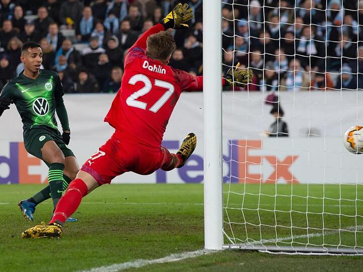 Wolfsburgs Joao Victor (l) schießt das Tor zum 0:3 gegen Malmös Torwart Johan Dahlin.