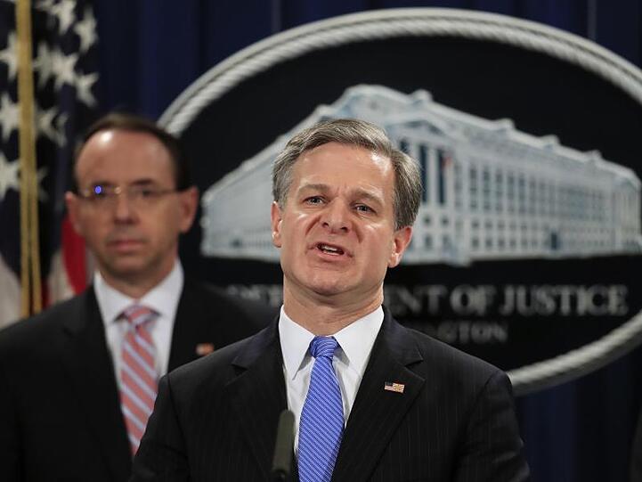FBI-Direktor Christopher Wray gibt zusammen mit dem stellvertretenden Justizminister Rod Rosenstein eine Pressekonferenz zu den Hackerattacken.