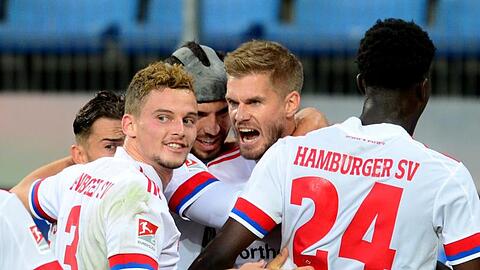 Simon Terodde (M) war der gefeierte Mann beim HSV-Sieg gegen Düsseldorf.