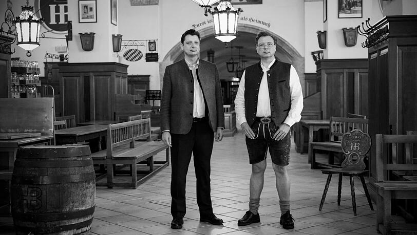 Michael (52, l.) und Wolfgang Sperger (51) am Freitag, 24. April, im Hofbräuhaus am Platzl. Nie zuvor ist die Schwemme am hellichten Nachmittag so menschenleer gewesen. Michael (52, l.) und Wolfgang Sperger (51) am Freitag, 24. April, im Hofbräuhaus am Platzl. Nie zuvor ist die Schwemme am hellichten Nachmittag so menschenleer gewesen.