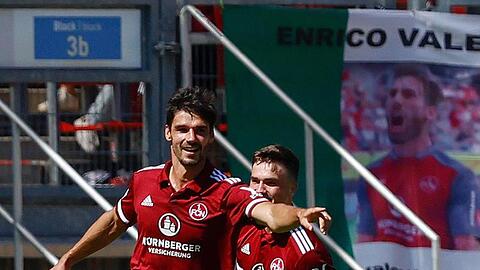 Nürnbergs Christopher Schindler (l) freut sich über seinen Treffer zum 1:0.