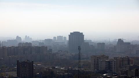 Schuld sind der dichte Verkehr, veraltete Fahrzeuge und Kraftwerke mit hohen Emissionen.