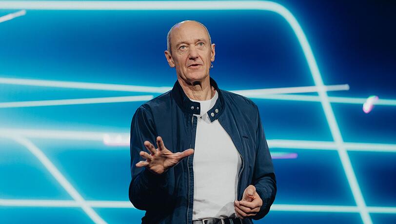 Siemens-CEO Roland Busch k&uuml;ndigt auf der Technikmesse CES 2026 mehrere Initiativen zum KI-Einsatz in der Industrie an.