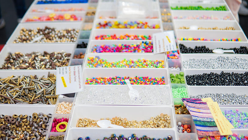 Das Angebot reicht von Stoffen und Wolle über Scrapbooking, Diamond Painting und Stempelkunst bis hin zu Mal- und Zeichenzubehör, Perlen, Kurzwaren sowie Back- und Tortendekoration. Das Angebot reicht von Stoffen und Wolle über Scrapbooking, Diamond Painting und Stempelkunst bis hin zu Mal- und Zeichenzubehör, Perlen, Kurzwaren sowie Back- und Tortendekoration.