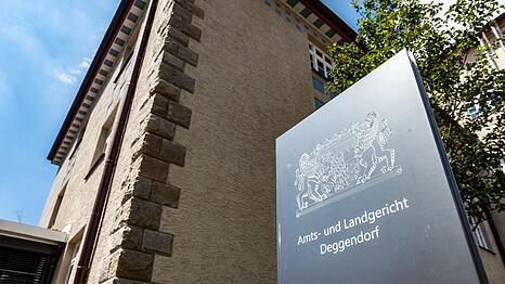Vor dem Landgericht Deggendorf begann der Dreifachmordprozess. (Archivbild)