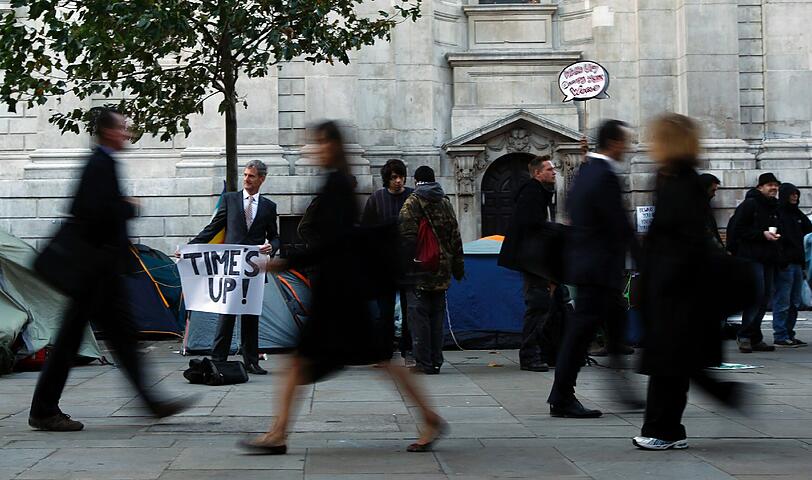Touristen und Gläubige sollen bei ihrem Besuch der St. Paul's Cathedral nicht von campierenden Demonstranten behindert werden, fordert die Leitung der Londoner Kathedrale.