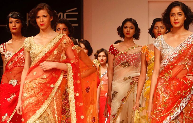 Fashion Week in der indischen Hafenmetropole Mumbai: Manche Kreationen sehen aus, als kämen sie von einem anderen Planeten. Der Stil bewegt sich in gewagter Weise zwischen Lady Gaga, Star Wars und Minnie Maus.