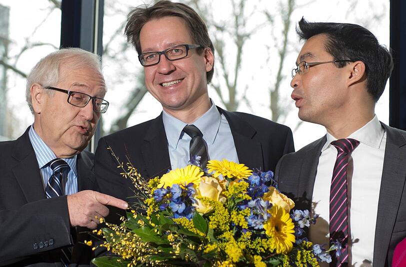Vornherum gab&rsquo;s Blumen für Niedersachsen-Spitzenkandidat Stefan Birkner (Mitte), hintenrum kämpften Philipp Rösler (li.) und Rainer Brüderle mit harten Bandagen.