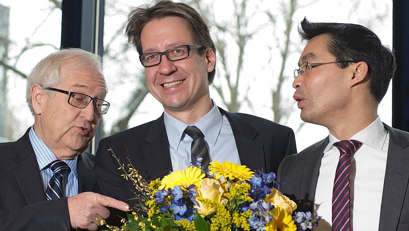 Vornherum gab’s Blumen für Niedersachsen-Spitzenkandidat Stefan Birkner (Mitte), hintenrum kämpften Philipp Rösler (li.) und Rainer Brüderle mit harten Bandagen. Vornherum gab’s Blumen für Niedersachsen-Spitzenkandidat Stefan Birkner (Mitte), hintenrum kämpften Philipp Rösler (li.) und Rainer Brüderle mit harten Bandagen.