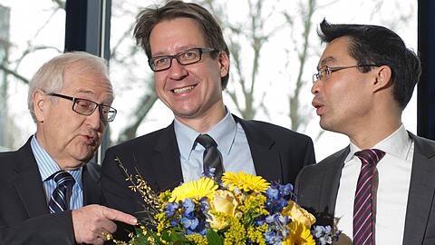 Vornherum gab&rsquo;s Blumen für Niedersachsen-Spitzenkandidat Stefan Birkner (Mitte), hintenrum kämpften Philipp Rösler (li.) und Rainer Brüderle mit harten Bandagen.