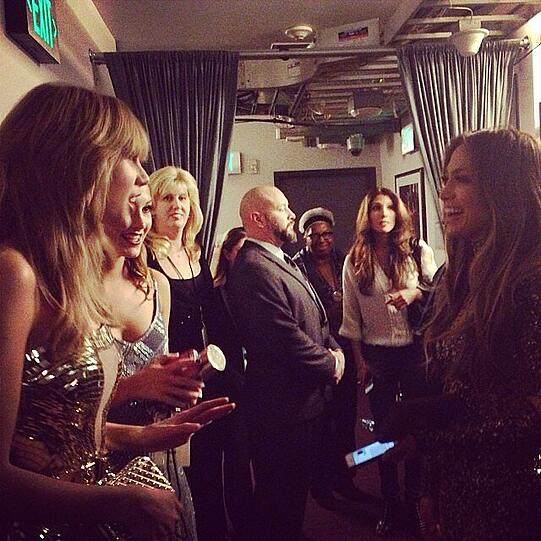Backstage bei den American Music Awards: Die zwei Superstars Taylor Swift und Jennifer Lopez halten ein Pläuschchen