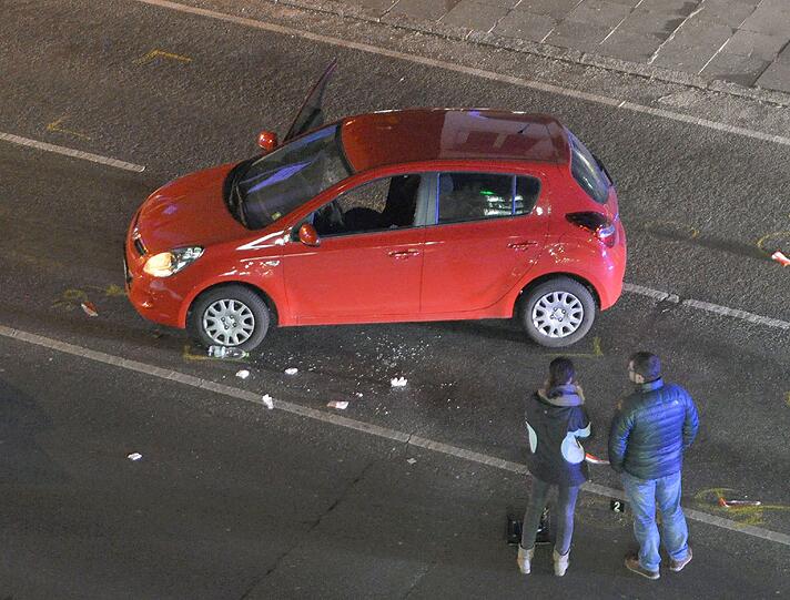 Zwei mutmaßliche Kriminelle wollten sich einer Festnahme entziehen und hatten bei der Flucht einen Polizisten schwer verletzt. Die Polizei eröffnete daraufhin das Feuer.