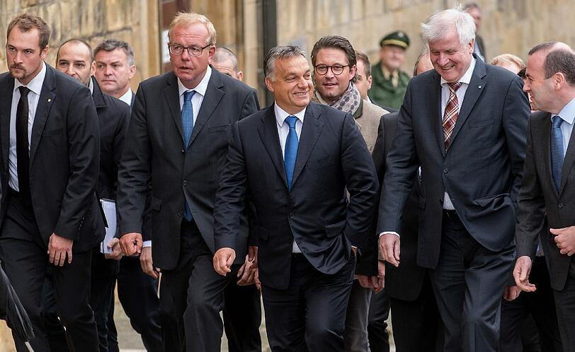 Ein Bild vom letzten Aufeinandertreffen von Viktor Orban (l.) und Horst Seehofer im September vergangenen Jahres. Da ist der ungarische Ministerpräsident Gast bei der CSU-Herbstklausurtagung im Kloster Banz gewesen. Die CSU ist dafür heftig kritisiert worden.