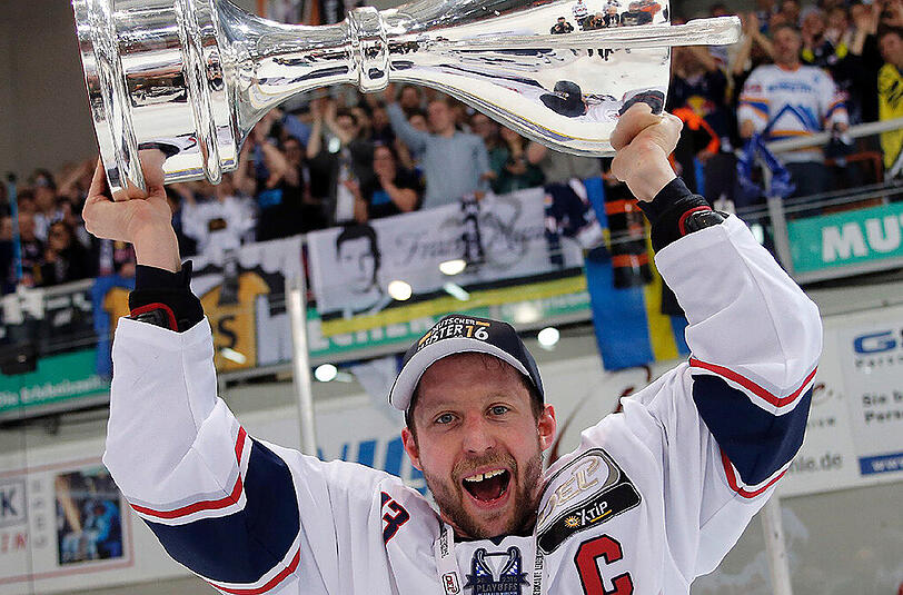 Da ist das Ding! EHC-Kapitän Michael Wolf mit dem Meisterpokal.