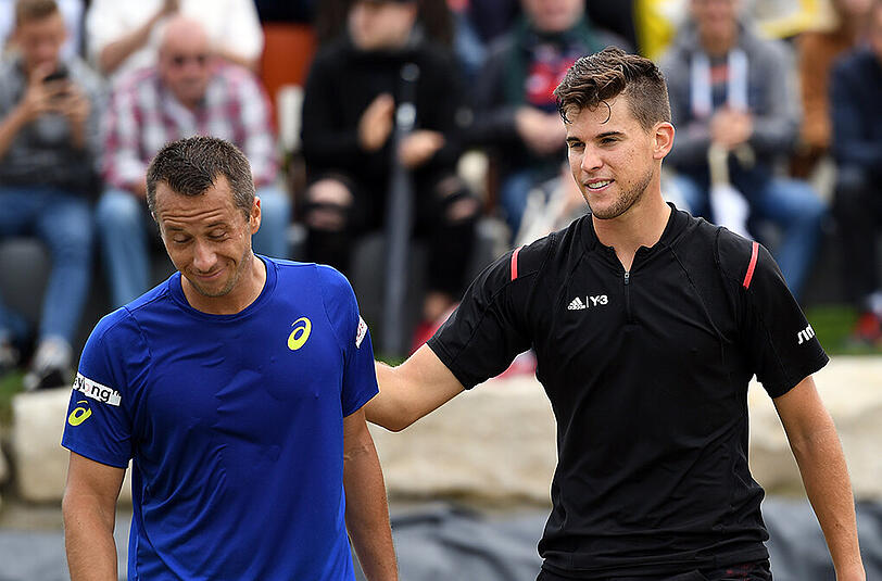 Philipp Kohlschreiber (Deutschland, l) geht enttäuscht neben Dominic Thiem (Österreich) vom Platz. Thiem gewann das Match.