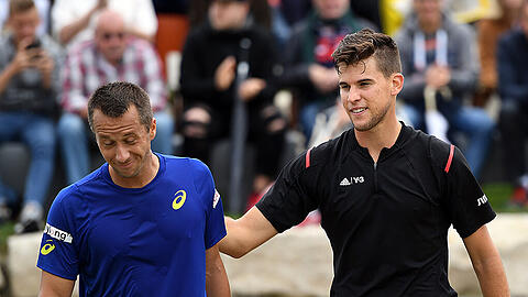Philipp Kohlschreiber (Deutschland, l) geht enttäuscht neben Dominic Thiem (Österreich) vom Platz. Thiem gewann das Match.