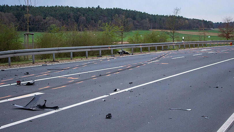 Ein Trümmerfeld auf der Staatsstraße 2245 in Zirndorf: Der Rollerfahrer starb noch vor Ort, der 30-Jährige stieß mit einem Streifenwagen zusammen, der gerade auf Einsatzfahrt war. Die Bilder.