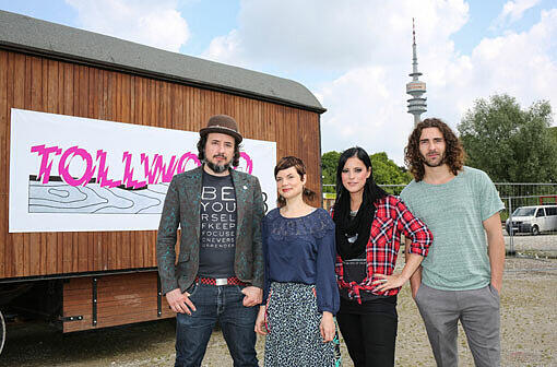 Gewinnen Sie Tickets für Silbermond: Sarah Nücken und Steffen Brückner (Mrs. Greenbird) mit Stefanie Kloß und Andreas Novak: Die Künsgtler posierten am Mittwoch schon mal auf dem Tollwood-Gelände.