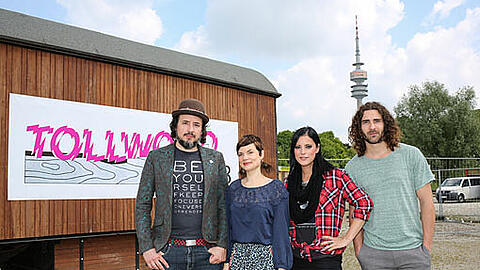Gewinnen Sie Tickets für Silbermond: Sarah Nücken und Steffen Brückner (Mrs. Greenbird) mit Stefanie Kloß und Andreas Novak: Die Künsgtler posierten am Mittwoch schon mal auf dem Tollwood-Gelände.