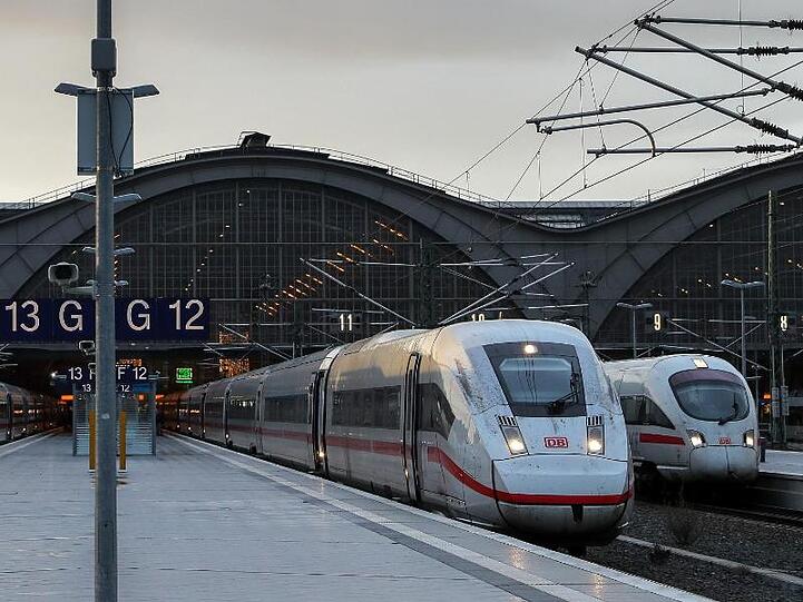 Laut der Deutschen Bahn ist ein Zug unpünktlich, wenn er mehr als fünf Minuten nach der geplanten Ankunft im Bahnhof einfährt.