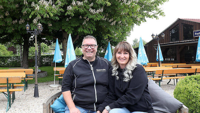 Uli (l.) und Didi Biller betreiben gemeinsam das Bierparadies in Altdorf, sie empfangen seit Mittwochabend die ersten Gäste.