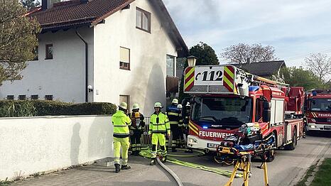 Die Feuerwehr sch&auml;tzt den bei dem Brand entstandenen Schaden auf rund 50.000 Euro.