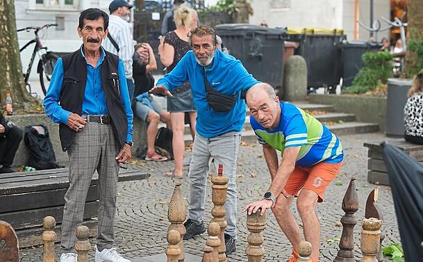 Schachspieler Stefan Sandl (r.) mit den Spielern Safi (l.) und Demiro am Schachplatz – sie trauern um ihren Freund Walter. Schachspieler Stefan Sandl (r.) mit den Spielern Safi (l.) und Demiro am Schachplatz – sie trauern um ihren Freund Walter.
