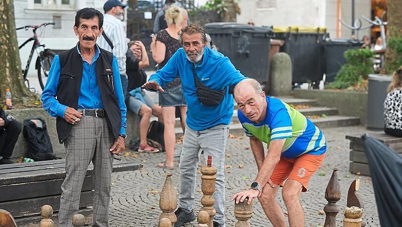 Schachspieler Stefan Sandl (r.) mit den Spielern Safi (l.) und Demiro am Schachplatz – sie trauern um ihren Freund Walter. Schachspieler Stefan Sandl (r.) mit den Spielern Safi (l.) und Demiro am Schachplatz – sie trauern um ihren Freund Walter.