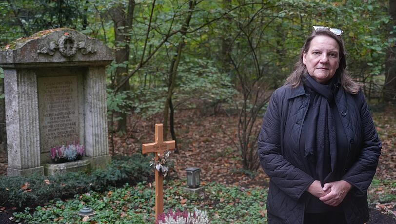 Sie ist &uuml;ber die Baumf&auml;llungen am Familiengrab emp&ouml;rt: Cornelia S&auml;mann (62) am frischen Urnengrab ihrer Mutter.
