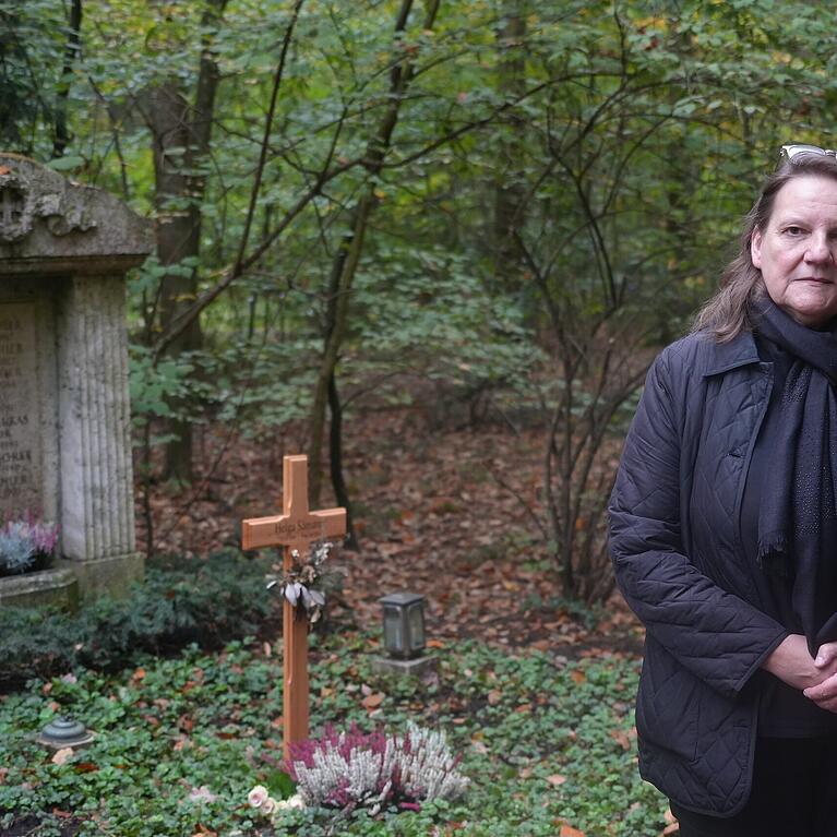 Sie ist &uuml;ber die Baumf&auml;llungen am Familiengrab emp&ouml;rt: Cornelia S&auml;mann (62) am frischen Urnengrab ihrer Mutter.
