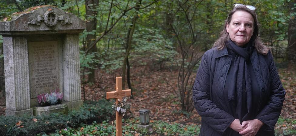 Sie ist &uuml;ber die Baumf&auml;llungen am Familiengrab emp&ouml;rt: Cornelia S&auml;mann (62) am frischen Urnengrab ihrer Mutter.