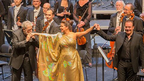 Ein Kavalier: Placido Domingo küsst die Hand von Anna Netrebko in der Felsenreitschule. Rechts der Tenor Francesco Meli.